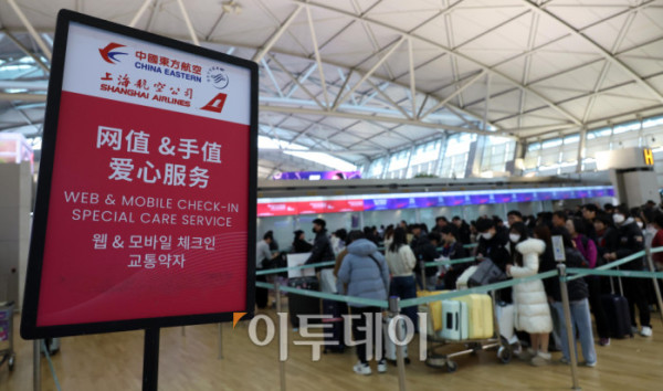 ▲9일 인천국제공항 출국장이 여행객들로 붐비고 있다. 국토교통부·한국항공협회 항공 통계에 따르면 지난해 국내 공항 항공 여객 수는 국제선 수요 회복에 힘입어 1억2500만 명에 육박하며 역대 최고치를 기록했다. 특히 일본·중국 노선 이용객이 크게 늘며 전체 실적을 끌어올렸고, 이는 코로나19 이전인 2019년 연간 여객 수를 넘어선 수준이다. 고이란 기자 photoeran@ (이투데이DB)