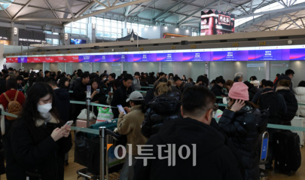 ▲9일 인천국제공항 출국장이 여행객들로 붐비고 있다. 국토교통부·한국항공협회 항공 통계에 따르면 지난해 국내 공항 항공 여객 수는 국제선 수요 회복에 힘입어 1억2500만 명에 육박하며 역대 최고치를 기록했다. 특히 일본·중국 노선 이용객이 크게 늘며 전체 실적을 끌어올렸고, 이는 코로나19 이전인 2019년 연간 여객 수를 넘어선 수준이다. 고이란 기자 photoeran@ (이투데이DB)