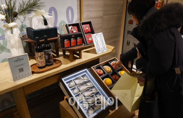 ▲백화점 3사(롯데·신세계·현대백화점)가 설 명절을 앞두고 선물세트 사전예약 판매에 돌입한 9일 서울 중구 롯데백화점 본점에 설 선물세트가 진열돼 있다. 롯데백화점은 전 점포에서 한우·청과·수산 선물세트 사전예약 판매를 진행하며 혼합 한우 기프트와 소포장 수산물, 프리미엄 반찬 세트 등 실속형·간편형 상품 구성을 강화했다. 신세계백화점은 한우·청과·수산·와인 등 490여 품목을 최대 60% 할인하고, 10만~30만원대 상품과 암소 한우 물량을 확대하고, 사전예약 상품은 SSG닷컴과 비욘드신세계에서도 동일하게 판매된다. 현대백화점은 예약 물량을 전년 대비 20% 늘리고 한우·혼합과일 등 인기 상품 중심으로 구성해 더현대닷컴과 현대H몰에서도 설 선물세트 행사를 진행한다. 조현호 기자 hyunho@