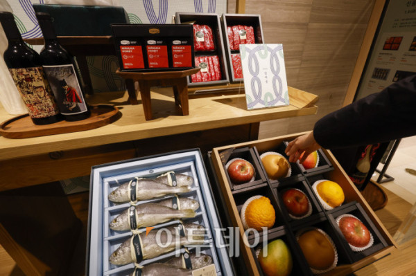 ▲백화점 3사(롯데·신세계·현대백화점)가 설 명절을 앞두고 선물세트 사전예약 판매에 돌입한 9일 서울 중구 롯데백화점 본점에 설 선물세트가 진열돼 있다. 롯데백화점은 전 점포에서 한우·청과·수산 선물세트 사전예약 판매를 진행하며 혼합 한우 기프트와 소포장 수산물, 프리미엄 반찬 세트 등 실속형·간편형 상품 구성을 강화했다. 신세계백화점은 한우·청과·수산·와인 등 490여 품목을 최대 60% 할인하고, 10만~30만원대 상품과 암소 한우 물량을 확대하고, 사전예약 상품은 SSG닷컴과 비욘드신세계에서도 동일하게 판매된다. 현대백화점은 예약 물량을 전년 대비 20% 늘리고 한우·혼합과일 등 인기 상품 중심으로 구성해 더현대닷컴과 현대H몰에서도 설 선물세트 행사를 진행한다. 조현호 기자 hyunho@