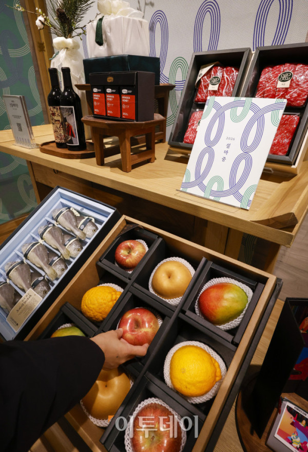 ▲백화점 3사(롯데·신세계·현대백화점)가 설 명절을 앞두고 선물세트 사전예약 판매에 돌입한 9일 서울 중구 롯데백화점 본점에 설 선물세트가 진열돼 있다. 롯데백화점은 전 점포에서 한우·청과·수산 선물세트 사전예약 판매를 진행하며 혼합 한우 기프트와 소포장 수산물, 프리미엄 반찬 세트 등 실속형·간편형 상품 구성을 강화했다. 신세계백화점은 한우·청과·수산·와인 등 490여 품목을 최대 60% 할인하고, 10만~30만원대 상품과 암소 한우 물량을 확대하고, 사전예약 상품은 SSG닷컴과 비욘드신세계에서도 동일하게 판매된다. 현대백화점은 예약 물량을 전년 대비 20% 늘리고 한우·혼합과일 등 인기 상품 중심으로 구성해 더현대닷컴과 현대H몰에서도 설 선물세트 행사를 진행한다. 조현호 기자 hyunho@