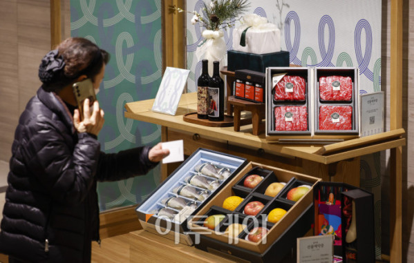▲백화점 3사(롯데·신세계·현대백화점)가 설 명절을 앞두고 선물세트 사전예약 판매에 돌입한 9일 서울 중구 롯데백화점 본점에 설 선물세트가 진열돼 있다. 롯데백화점은 전 점포에서 한우·청과·수산 선물세트 사전예약 판매를 진행하며 혼합 한우 기프트와 소포장 수산물, 프리미엄 반찬 세트 등 실속형·간편형 상품 구성을 강화했다. 신세계백화점은 한우·청과·수산·와인 등 490여 품목을 최대 60% 할인하고, 10만~30만원대 상품과 암소 한우 물량을 확대하고, 사전예약 상품은 SSG닷컴과 비욘드신세계에서도 동일하게 판매된다. 현대백화점은 예약 물량을 전년 대비 20% 늘리고 한우·혼합과일 등 인기 상품 중심으로 구성해 더현대닷컴과 현대H몰에서도 설 선물세트 행사를 진행한다. 조현호 기자 hyunho@