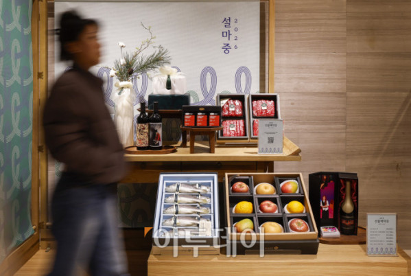 ▲백화점 3사(롯데·신세계·현대백화점)가 설 명절을 앞두고 선물세트 사전예약 판매에 돌입한 9일 서울 중구 롯데백화점 본점에 설 선물세트가 진열돼 있다. 롯데백화점은 전 점포에서 한우·청과·수산 선물세트 사전예약 판매를 진행하며 혼합 한우 기프트와 소포장 수산물, 프리미엄 반찬 세트 등 실속형·간편형 상품 구성을 강화했다. 신세계백화점은 한우·청과·수산·와인 등 490여 품목을 최대 60% 할인하고, 10만~30만원대 상품과 암소 한우 물량을 확대하고, 사전예약 상품은 SSG닷컴과 비욘드신세계에서도 동일하게 판매된다. 현대백화점은 예약 물량을 전년 대비 20% 늘리고 한우·혼합과일 등 인기 상품 중심으로 구성해 더현대닷컴과 현대H몰에서도 설 선물세트 행사를 진행한다. 조현호 기자 hyunho@