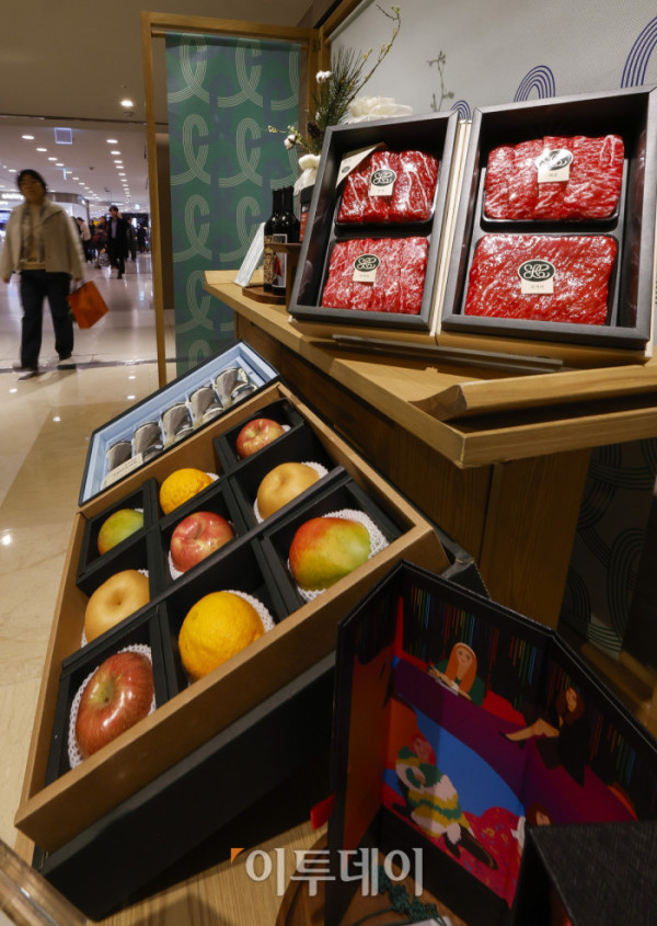 ▲백화점 3사(롯데·신세계·현대백화점)가 설 명절을 앞두고 선물세트 사전예약 판매에 돌입한 9일 서울 중구 롯데백화점 본점에 설 선물세트가 진열돼 있다. 롯데백화점은 전 점포에서 한우·청과·수산 선물세트 사전예약 판매를 진행하며 혼합 한우 기프트와 소포장 수산물, 프리미엄 반찬 세트 등 실속형·간편형 상품 구성을 강화했다. 신세계백화점은 한우·청과·수산·와인 등 490여 품목을 최대 60% 할인하고, 10만~30만원대 상품과 암소 한우 물량을 확대하고, 사전예약 상품은 SSG닷컴과 비욘드신세계에서도 동일하게 판매된다. 현대백화점은 예약 물량을 전년 대비 20% 늘리고 한우·혼합과일 등 인기 상품 중심으로 구성해 더현대닷컴과 현대H몰에서도 설 선물세트 행사를 진행한다. 조현호 기자 hyunho@