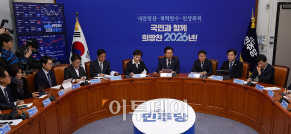 ▲정청래 더불어민주당 대표가 12일 서울 여의도 국회에서 열린 더불어민주당 최고위원회의에서 발언하고 있다. 조현호 기자 hyunho@