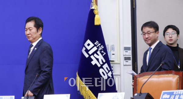 ▲더불어민주당 정청래(왼쪽) 대표와 한병도 신임 원내대표가 12일 서울 여의도 국회에서 열린 더불어민주당 최고위원회의에 참석하고 있다. 조현호 기자 hyunho@