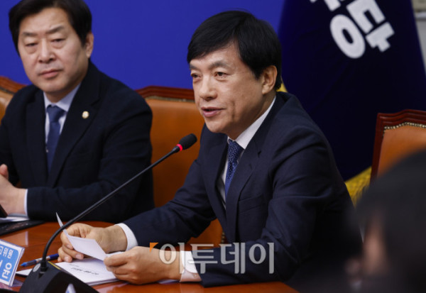 ▲이성윤 더불어민주당 신임 최고위원이 12일 서울 여의도 국회에서 열린 더불어민주당 최고위원회의에서 발언하고 있다. 조현호 기자 hyunho@