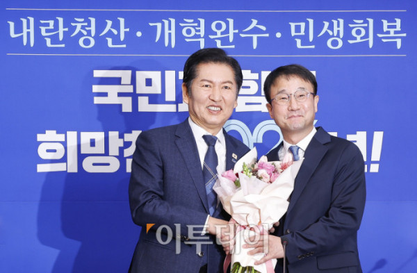 ▲더불어민주당 한병도(오른쪽) 신임 원내대표가 12일 서울 여의도 국회에서 열린 더불어민주당 최고위원회의에서 정청래 대표에게 꽃다발을 전달받은 후 기념촬영을 하고 있다. 조현호 기자 hyunho@