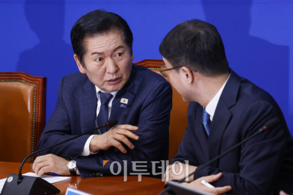 ▲더불어민주당 정청래(왼쪽) 대표와 한병도 신임 원내대표가 12일 서울 여의도 국회에서 열린 더불어민주당 최고위원회의에서 대화를 하고 있다. 조현호 기자 hyunho@