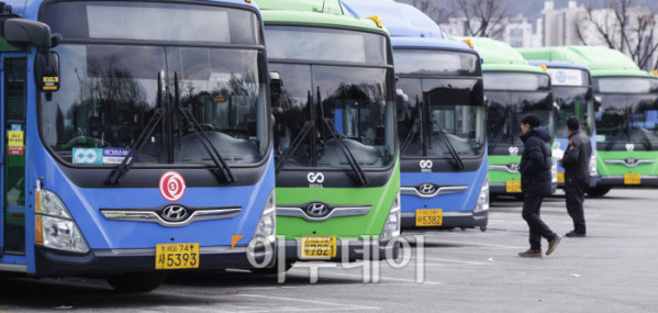 ▲서울 버스노조가 13일 첫차부터 총파업을 예고한 가운데 12일 서울 은평구 진관공영차고지에 시내버스들이 줄지어 세워져 있다. 서울지방노동위원회는 이날 오후 3시 전국자동차노동조합연맹 서울시버스노동조합의 노동쟁의와 관련한 특별조정위원회 사후 조정회의를 연다. 노사는 지난해부터 임금·단체협약(임단협) 교섭을 이어왔으나, 최근까지 수차례 실무 협상에서도 이견을 좁히지 못한 상태다. 조현호 기자 hyunho@