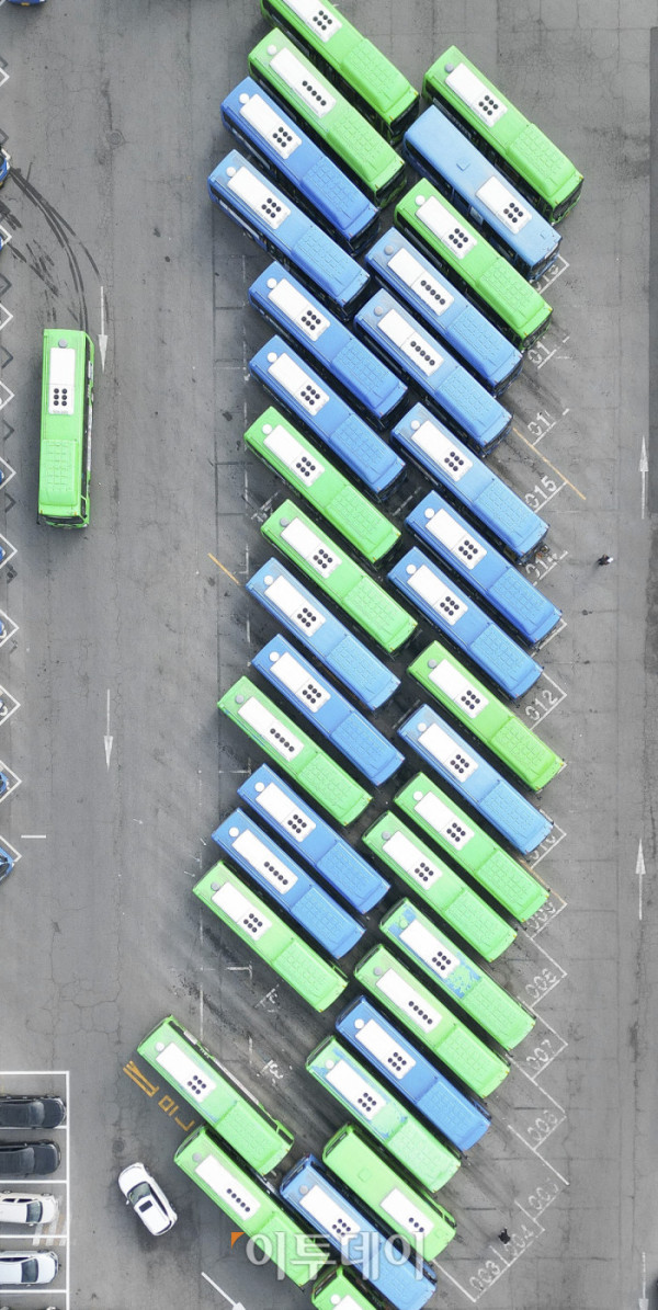 ▲서울 버스노조가 13일 첫차부터 총파업을 예고한 가운데 12일 서울 은평구 진관공영차고지에 시내버스들이 줄지어 세워져 있다. 서울지방노동위원회는 이날 오후 3시 전국자동차노동조합연맹 서울시버스노동조합의 노동쟁의와 관련한 특별조정위원회 사후 조정회의를 연다. 노사는 지난해부터 임금·단체협약(임단협) 교섭을 이어왔으나, 최근까지 수차례 실무 협상에서도 이견을 좁히지 못한 상태다. 조현호 기자 hyunho@