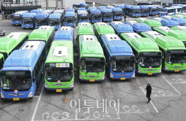 ▲서울 버스노조가 13일 첫차부터 총파업을 예고한 가운데 12일 서울 은평구 진관공영차고지에 시내버스들이 줄지어 세워져 있다. 서울지방노동위원회는 이날 오후 3시 전국자동차노동조합연맹 서울시버스노동조합의 노동쟁의와 관련한 특별조정위원회 사후 조정회의를 연다. 노사는 지난해부터 임금·단체협약(임단협) 교섭을 이어왔으나, 최근까지 수차례 실무 협상에서도 이견을 좁히지 못한 상태다. 조현호 기자 hyunho@