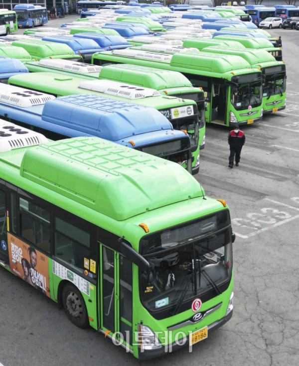 ▲서울 버스노조가 13일 첫차부터 총파업을 예고한 가운데 12일 서울 은평구 진관공영차고지에 시내버스들이 줄지어 세워져 있다. 서울지방노동위원회는 이날 오후 3시 전국자동차노동조합연맹 서울시버스노동조합의 노동쟁의와 관련한 특별조정위원회 사후 조정회의를 연다. 노사는 지난해부터 임금·단체협약(임단협) 교섭을 이어왔으나, 최근까지 수차례 실무 협상에서도 이견을 좁히지 못한 상태다. 조현호 기자 hyunho@