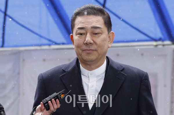 ▲공천헌금 수수 등 각종 비위 의혹을 받는 더불어민주당 김병기 의원이 12일 서울 여의도 중앙당사에서 열린 윤리심판원 회의에 출석하고 있다. 조현호 기자 hyunho@