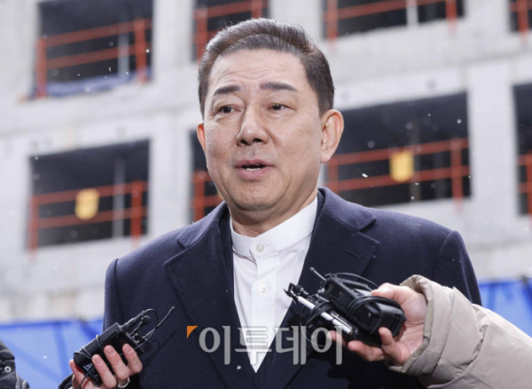 ▲공천헌금 수수 등 각종 비위 의혹을 받는 더불어민주당 김병기 의원이 12일 서울 여의도 중앙당사에서 열린 윤리심판원 회의에 출석하고 있다. 조현호 기자 hyunho@