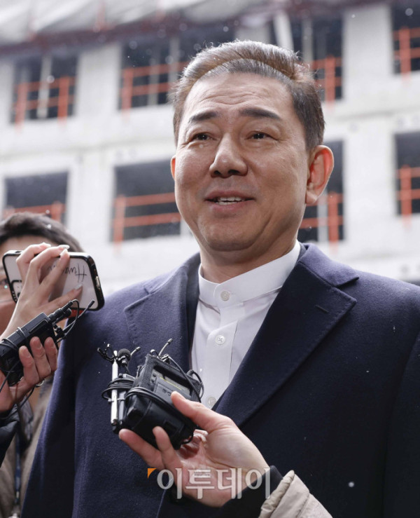 ▲공천헌금 수수 등 각종 비위 의혹을 받는 더불어민주당 김병기 의원이 12일 서울 여의도 중앙당사에서 열린 윤리심판원 회의에 출석하고 있다. 조현호 기자 hyunho@