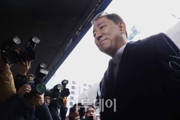 ▲공천헌금 수수 등 각종 비위 의혹을 받는 더불어민주당 김병기 의원이 12일 서울 여의도 중앙당사에서 열린 윤리심판원 회의에 출석하고 있다. 조현호 기자 hyunho@