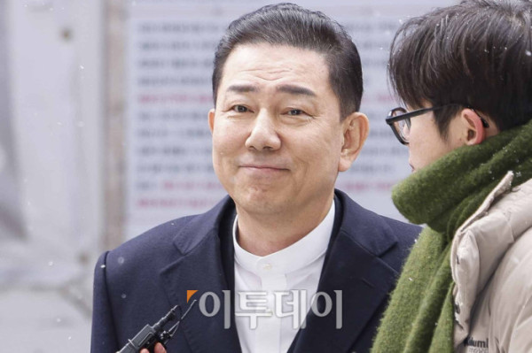 ▲공천헌금 수수 등 각종 비위 의혹을 받는 더불어민주당 김병기 의원이 12일 서울 여의도 중앙당사에서 열린 윤리심판원 회의에 출석하고 있다. 조현호 기자 hyunho@