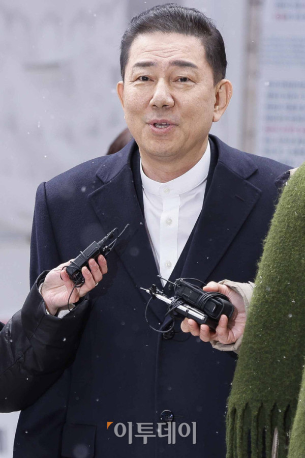 ▲공천헌금 수수 등 각종 비위 의혹을 받는 더불어민주당 김병기 의원이 12일 서울 여의도 중앙당사에서 열린 윤리심판원 회의에 출석하고 있다. 조현호 기자 hyunho@