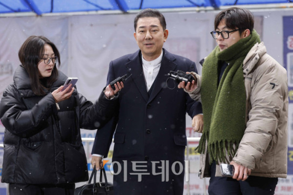 ▲공천헌금 수수 등 각종 비위 의혹을 받는 더불어민주당 김병기 의원이 12일 서울 여의도 중앙당사에서 열린 윤리심판원 회의에 출석하고 있다. 조현호 기자 hyunho@