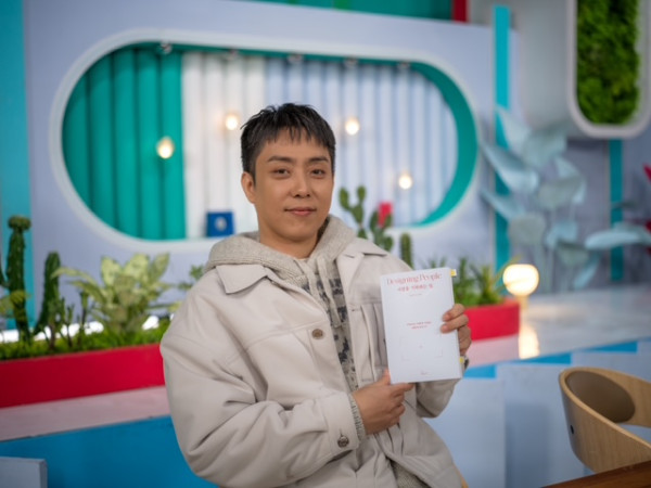 ▲‘살림남2’ 은지원이 편은지 PD의 신간 『사람을 기획하는 일』을 추천하고 있다. (사진제공='살림남')