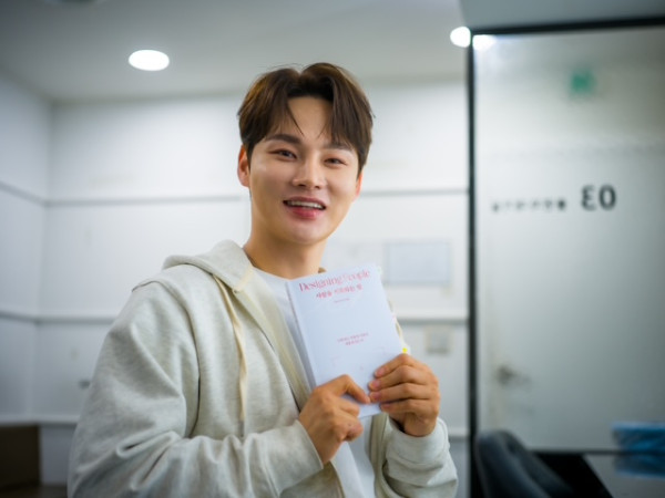 ▲‘살림남2’ 박서진이 편은지 PD의 신간 『사람을 기획하는 일』을 추천하고 있다. (사진제공='살림남')