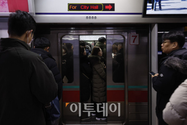 ▲서울 시내버스 총파업이 시작된 13일 서울역에서 시민들이 지하철을 이용해 출근을 하고 있다. 서울시는 파업 종료시까지 지하철을 하루 172회 증회하고, 출퇴근 혼잡 시간과 막차 운행을 익일 새벽 2시까지 연장하는 등 비상수송대책을 시행한다. 서울 25개 자치구에서는 마을버스가 운행되지 않는 지역을 중심으로 주요 거점과 지하철역을 연결하는 무료 셔틀버스를 운행한다. 조현호 기자 hyunho@