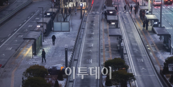 ▲서울 시내버스 총파업이 시작된 13일 서울 용산구 서울역 버스환승센터 정류장이 한산한 모습을 보이고 있다. 서울시는 파업 종료시까지 지하철을 하루 172회 증회하고, 출퇴근 혼잡 시간과 막차 운행을 익일 새벽 2시까지 연장하는 등 비상수송대책을 시행한다. 서울 25개 자치구에서는 마을버스가 운행되지 않는 지역을 중심으로 주요 거점과 지하철역을 연결하는 무료 셔틀버스를 운행한다. 조현호 기자 hyunho@