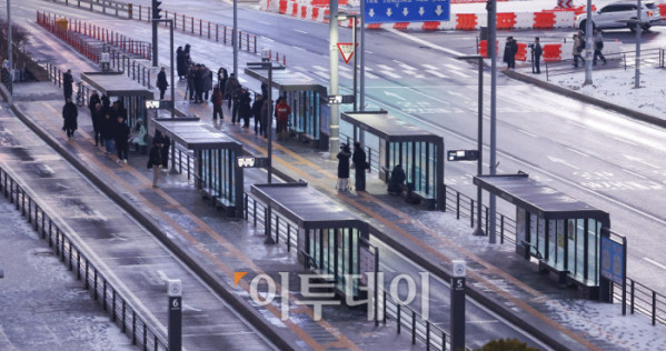 ▲서울 시내버스 총파업이 시작된 13일 서울 용산구 서울역 버스환승센터 정류장이 한산한 모습을 보이고 있다. 서울시는 파업 종료시까지 지하철을 하루 172회 증회하고, 출퇴근 혼잡 시간과 막차 운행을 익일 새벽 2시까지 연장하는 등 비상수송대책을 시행한다. 서울 25개 자치구에서는 마을버스가 운행되지 않는 지역을 중심으로 주요 거점과 지하철역을 연결하는 무료 셔틀버스를 운행한다. 조현호 기자 hyunho@