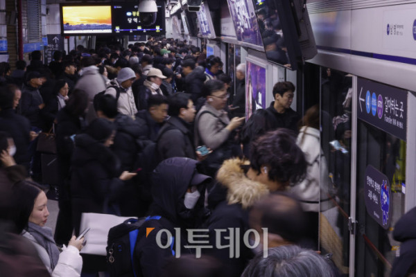 ▲서울 시내버스 총파업이 시작된 13일 서울역에서 시민들이 지하철을 이용해 출근을 하고 있다. 서울시는 파업 종료시까지 지하철을 하루 172회 증회하고, 출퇴근 혼잡 시간과 막차 운행을 익일 새벽 2시까지 연장하는 등 비상수송대책을 시행한다. 서울 25개 자치구에서는 마을버스가 운행되지 않는 지역을 중심으로 주요 거점과 지하철역을 연결하는 무료 셔틀버스를 운행한다. 조현호 기자 hyunho@