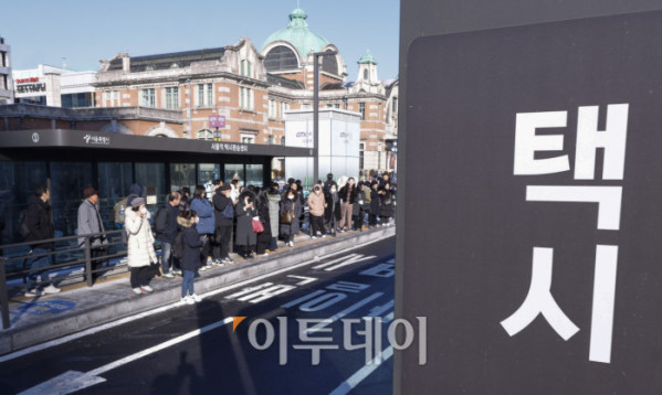 ▲서울 시내버스 총파업이 시작된 13일 서울 용산구 서울역에서 시민들이 택시를 기다리고 있다. 서울시는 파업 종료시까지 지하철을 하루 172회 증회하고, 출퇴근 혼잡 시간과 막차 운행을 익일 새벽 2시까지 연장하는 등 비상수송대책을 시행한다. 서울 25개 자치구에서는 마을버스가 운행되지 않는 지역을 중심으로 주요 거점과 지하철역을 연결하는 무료 셔틀버스를 운행한다. 조현호 기자 hyunho@