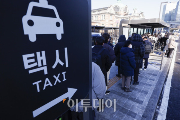 ▲서울 시내버스 총파업이 시작된 13일 서울 용산구 서울역에서 시민들이 택시를 기다리고 있다. 서울시는 파업 종료시까지 지하철을 하루 172회 증회하고, 출퇴근 혼잡 시간과 막차 운행을 익일 새벽 2시까지 연장하는 등 비상수송대책을 시행한다. 서울 25개 자치구에서는 마을버스가 운행되지 않는 지역을 중심으로 주요 거점과 지하철역을 연결하는 무료 셔틀버스를 운행한다. 조현호 기자 hyunho@