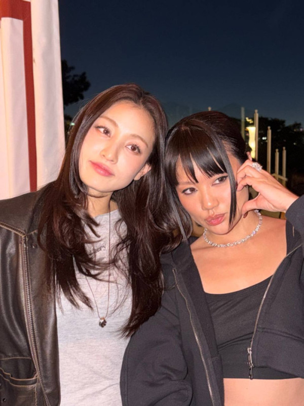 ▲트와이스 지효(왼쪽), 레이 아미(사진제공=JYP엔터테인먼트)