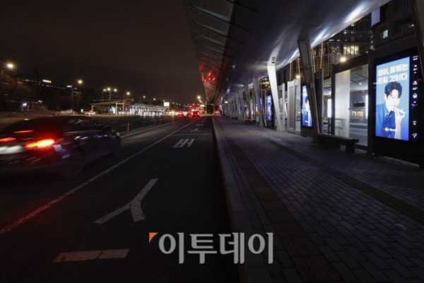 ▲서울 시내버스 파업 이틀째인 14일 서울 영등포구 여의도 버스 환승센터가 텅 비어 있다. 조현호 기자 hyunho@