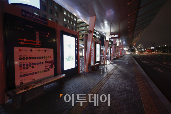 ▲서울 시내버스 파업 이틀째인 14일 서울 영등포구 여의도 버스 환승센터가 텅 비어 있다. 조현호 기자 hyunho@