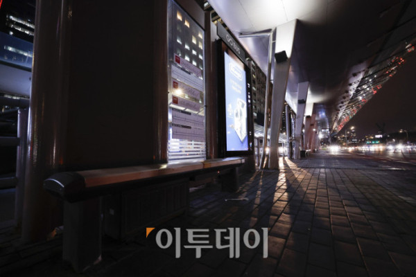 ▲서울 시내버스 파업 이틀째인 14일 서울 영등포구 여의도 버스 환승센터가 텅 비어 있다. 조현호 기자 hyunho@