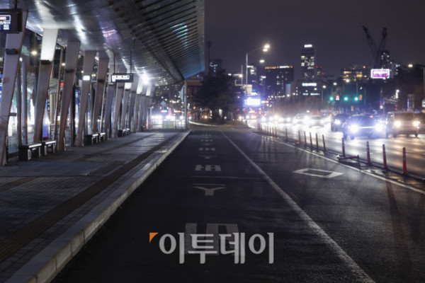 ▲서울 시내버스 파업 이틀째인 14일 서울 영등포구 여의도 버스 환승센터가 텅 비어 있다. 조현호 기자 hyunho@