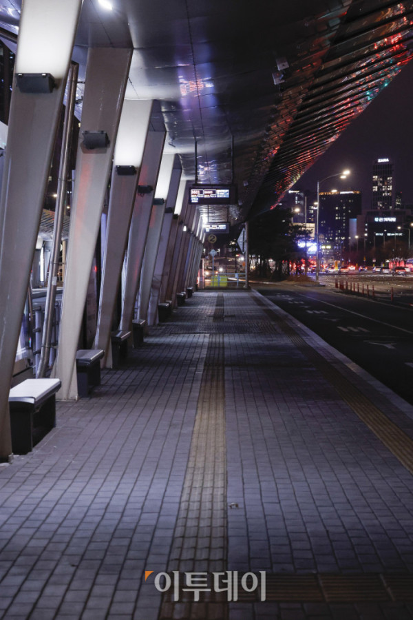 ▲서울 시내버스 파업 이틀째인 14일 서울 영등포구 여의도 버스 환승센터가 텅 비어 있다. 조현호 기자 hyunho@