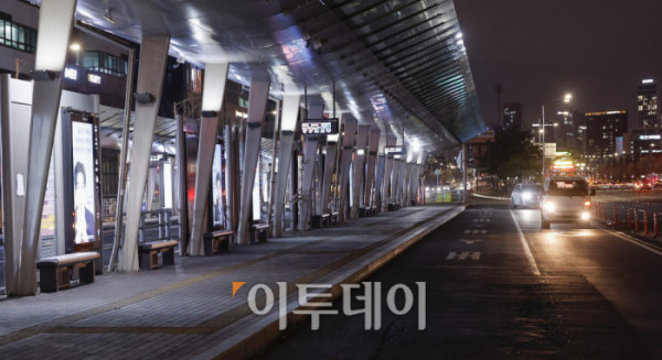 ▲서울 시내버스 파업 이틀째인 14일 서울 영등포구 여의도 버스 환승센터가 텅 비어 있다. 조현호 기자 hyunho@