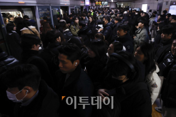 ▲서울 시내버스 파업 이틀째인 14일 서울 지하철 9호선 여의도역이 퇴근하는 시민들로 북적이고 있다. 조현호 기자 hyunho@