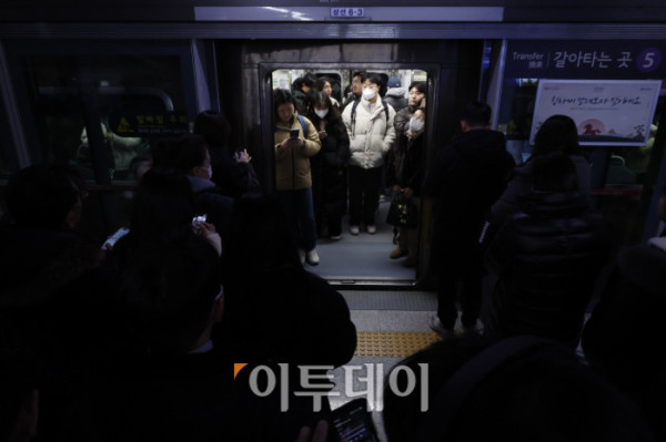 ▲서울 시내버스 파업 이틀째인 14일 서울 지하철 9호선 여의도역이 퇴근하는 시민들로 북적이고 있다. 조현호 기자 hyunho@