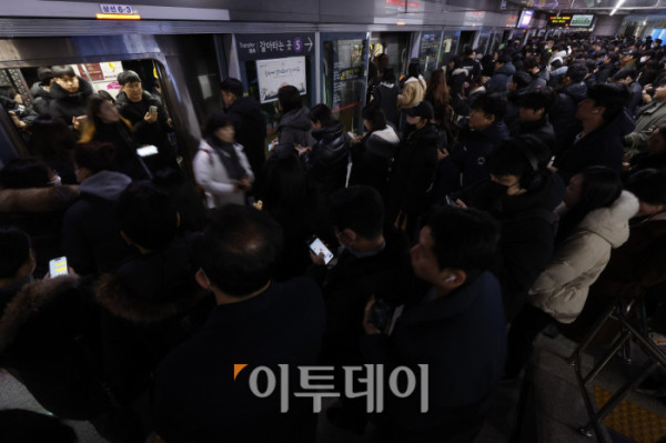 ▲서울 시내버스 파업 이틀째인 14일 서울 지하철 9호선 여의도역이 퇴근하는 시민들로 북적이고 있다. 조현호 기자 hyunho@