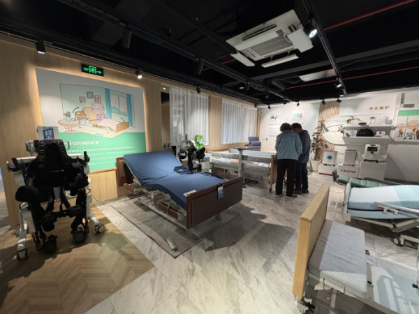 ▲중국 상하이시 '상하이시 재활보조기기·요양기술 혁신제품 체험관’ 내부에 전시된 노인복지용구들.(이준호 기자)