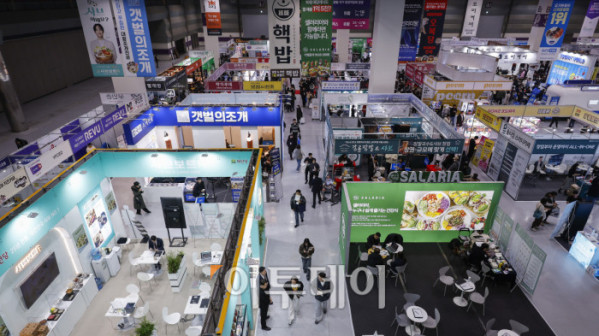 ▲15일 서울 강남구 코엑스에서 열린 제82회 프랜차이즈창업박람회 2026에서 예비 창업자들이 부스를 살펴보고 있다. 17일까지 열리는 이번 행사는 외식, 도소매, 서비스업 등 120여개 브랜드가 참여하고 총 300여개 부스 규모로 운영된다. 조현호 기자 hyunho@