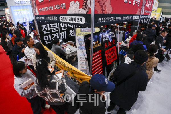 ▲15일 서울 강남구 코엑스에서 열린 제82회 프랜차이즈창업박람회 2026에서 예비 창업자들이 부스를 살펴보고 있다. 17일까지 열리는 이번 행사는 외식, 도소매, 서비스업 등 120여개 브랜드가 참여하고 총 300여개 부스 규모로 운영된다. 조현호 기자 hyunho@