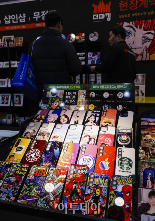 ▲15일 서울 강남구 코엑스에서 열린 제82회 프랜차이즈창업박람회 2026에서 예비 창업자들이 부스를 살펴보고 있다. 17일까지 열리는 이번 행사는 외식, 도소매, 서비스업 등 120여개 브랜드가 참여하고 총 300여개 부스 규모로 운영된다. 조현호 기자 hyunho@