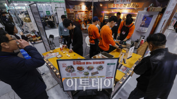 ▲15일 서울 강남구 코엑스에서 열린 제82회 프랜차이즈창업박람회 2026에서 예비 창업자들이 부스를 살펴보고 있다. 17일까지 열리는 이번 행사는 외식, 도소매, 서비스업 등 120여개 브랜드가 참여하고 총 300여개 부스 규모로 운영된다. 조현호 기자 hyunho@