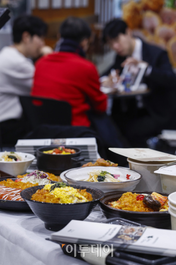 ▲15일 서울 강남구 코엑스에서 열린 제82회 프랜차이즈창업박람회 2026에서 예비 창업자들이 창업 상담을 받고 있다. 17일까지 열리는 이번 행사는 외식, 도소매, 서비스업 등 120여개 브랜드가 참여하고 총 300여개 부스 규모로 운영된다. 조현호 기자 hyunho@