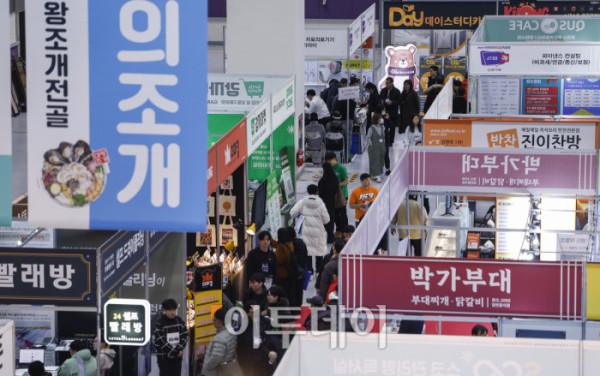 ▲15일 서울 강남구 코엑스에서 열린 제82회 프랜차이즈창업박람회 2026에서 예비 창업자들이 부스를 살펴보고 있다. 17일까지 열리는 이번 행사는 외식, 도소매, 서비스업 등 120여개 브랜드가 참여하고 총 300여개 부스 규모로 운영된다. 조현호 기자 hyunho@