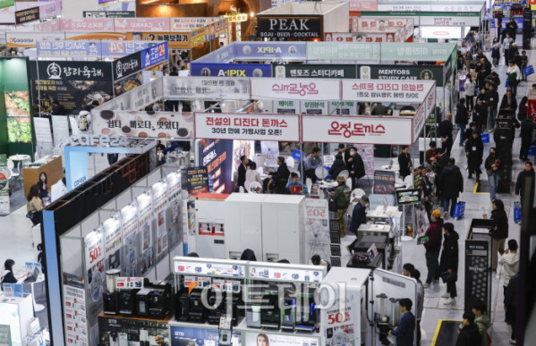 ▲15일 서울 강남구 코엑스에서 열린 제82회 프랜차이즈창업박람회 2026에서 예비 창업자들이 부스를 살펴보고 있다. 17일까지 열리는 이번 행사는 외식, 도소매, 서비스업 등 120여개 브랜드가 참여하고 총 300여개 부스 규모로 운영된다. 조현호 기자 hyunho@